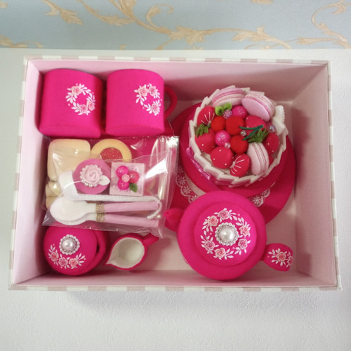 フェルト・刺繍のティーセット＆ケーキ ピンクにバラ 箱付き