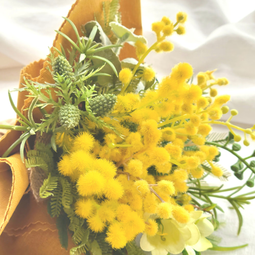 宝物箱の中身 ミモザの帽子 ミモザの花冠 ミモザのブーケ 裏庭で