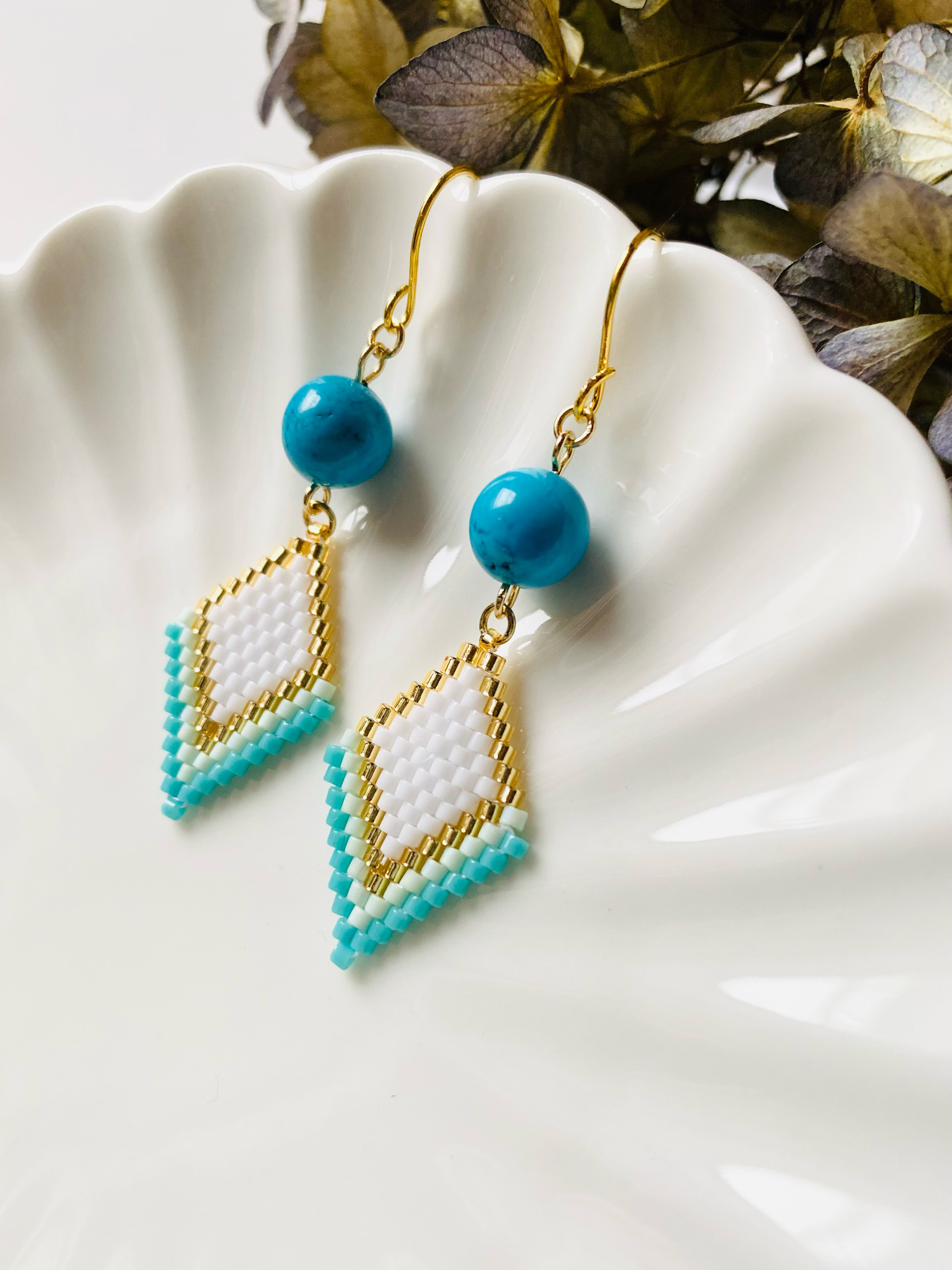 グレー糸巻きビーズ ウッドピアス （超大きめの糸巻きビーズに、大きな  