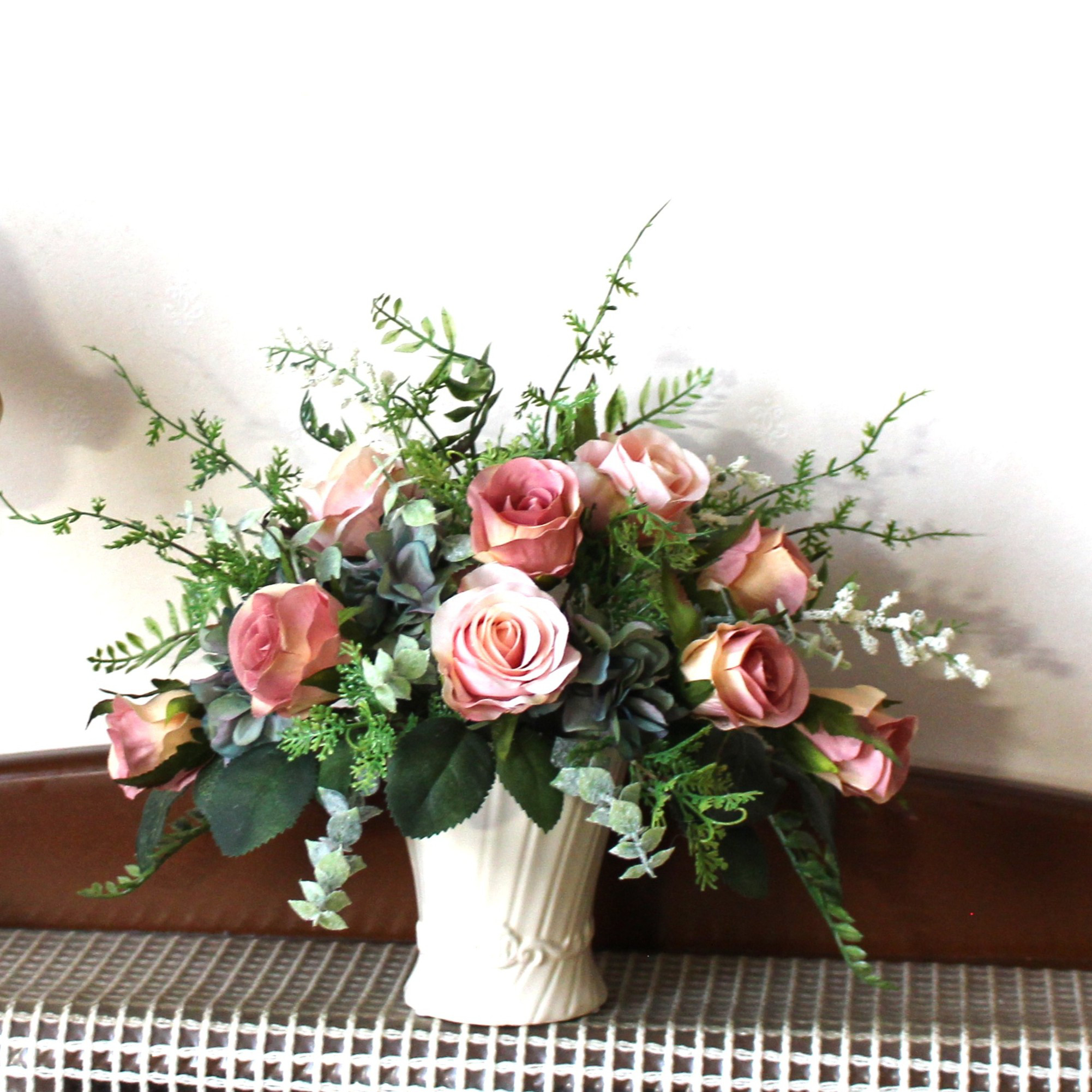 キュートな「シャビーピンクのローズ」アレンジ・アートフラワー（上質造花）