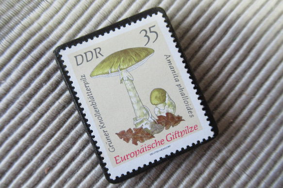 ドイツ　きのこ切手ブローチ9397 2枚目の画像