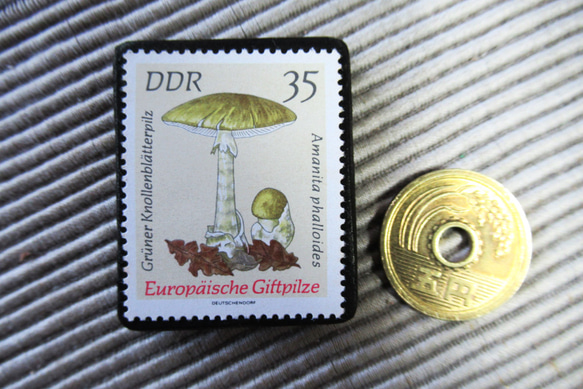 ドイツ　きのこ切手ブローチ9397 3枚目の画像