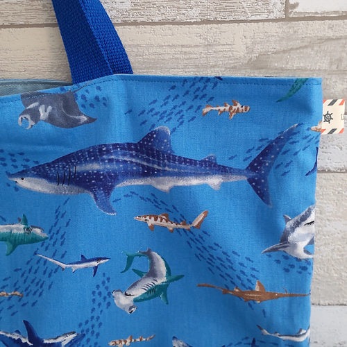 レッスンバッグ(縦32cm、横43cm)・サメ柄(ブルー)【入園入学 レッスンバッグ(縦32cm、横43cm)・サメ柄(ブルー)【入園入学
