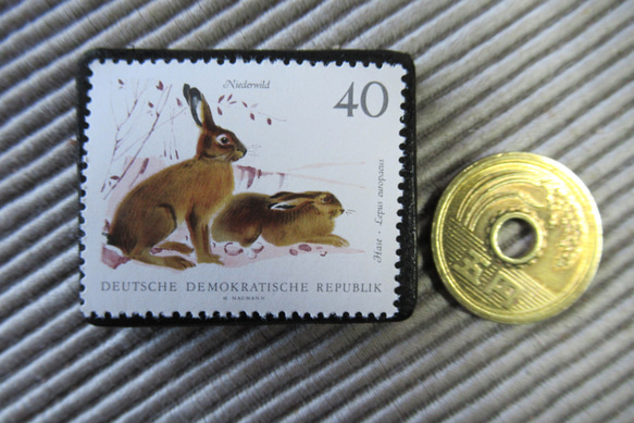 ドイツ　うさぎ切手ブローチ9404 3枚目の画像