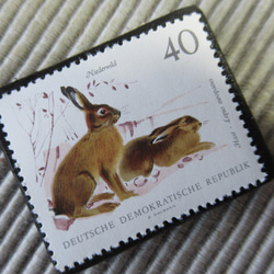 ドイツ　うさぎ切手ブローチ9404 2枚目の画像