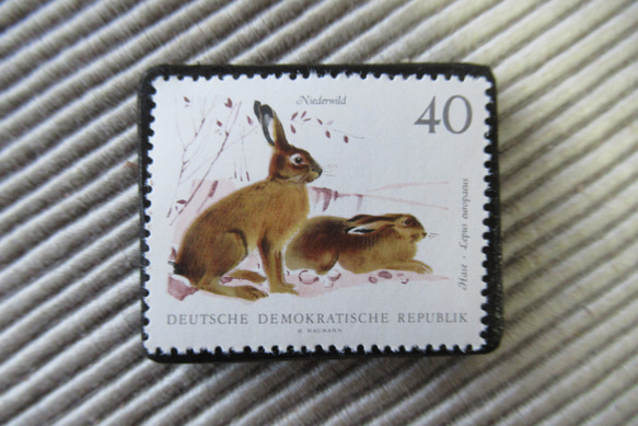 ドイツ　うさぎ切手ブローチ9404 1枚目の画像
