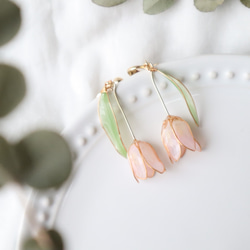 押し花ディップアートの揺れるチューリップのイヤリング/ピアス 4枚目の画像