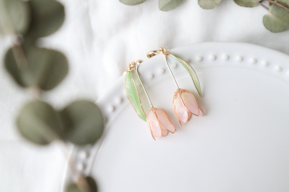 押し花ディップアートの揺れるチューリップのイヤリング/ピアス 4枚目の画像