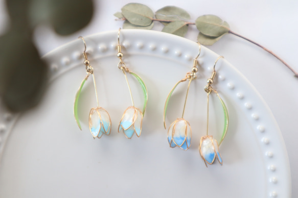 押し花ディップアートの揺れるチューリップのイヤリング/ピアス 2枚目の画像