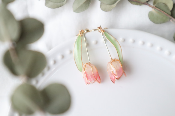 押し花ディップアートの揺れるチューリップのイヤリング/ピアス 5枚目の画像