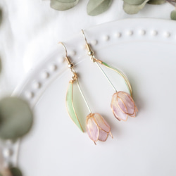 押し花ディップアートの揺れるチューリップのイヤリング/ピアス 3枚目の画像