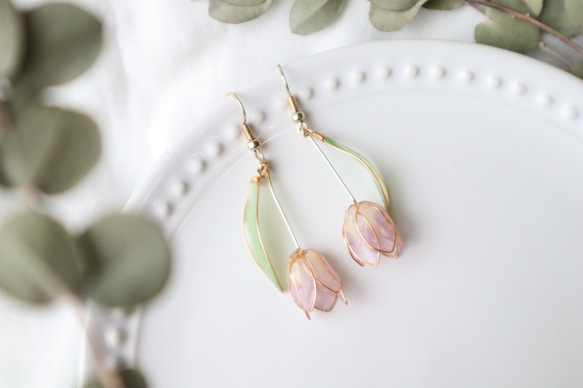 押し花ディップアートの揺れるチューリップのイヤリング/ピアス 3枚目の画像