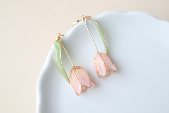 押し花ディップアートの揺れるチューリップのイヤリング/ピアス 9枚目の画像