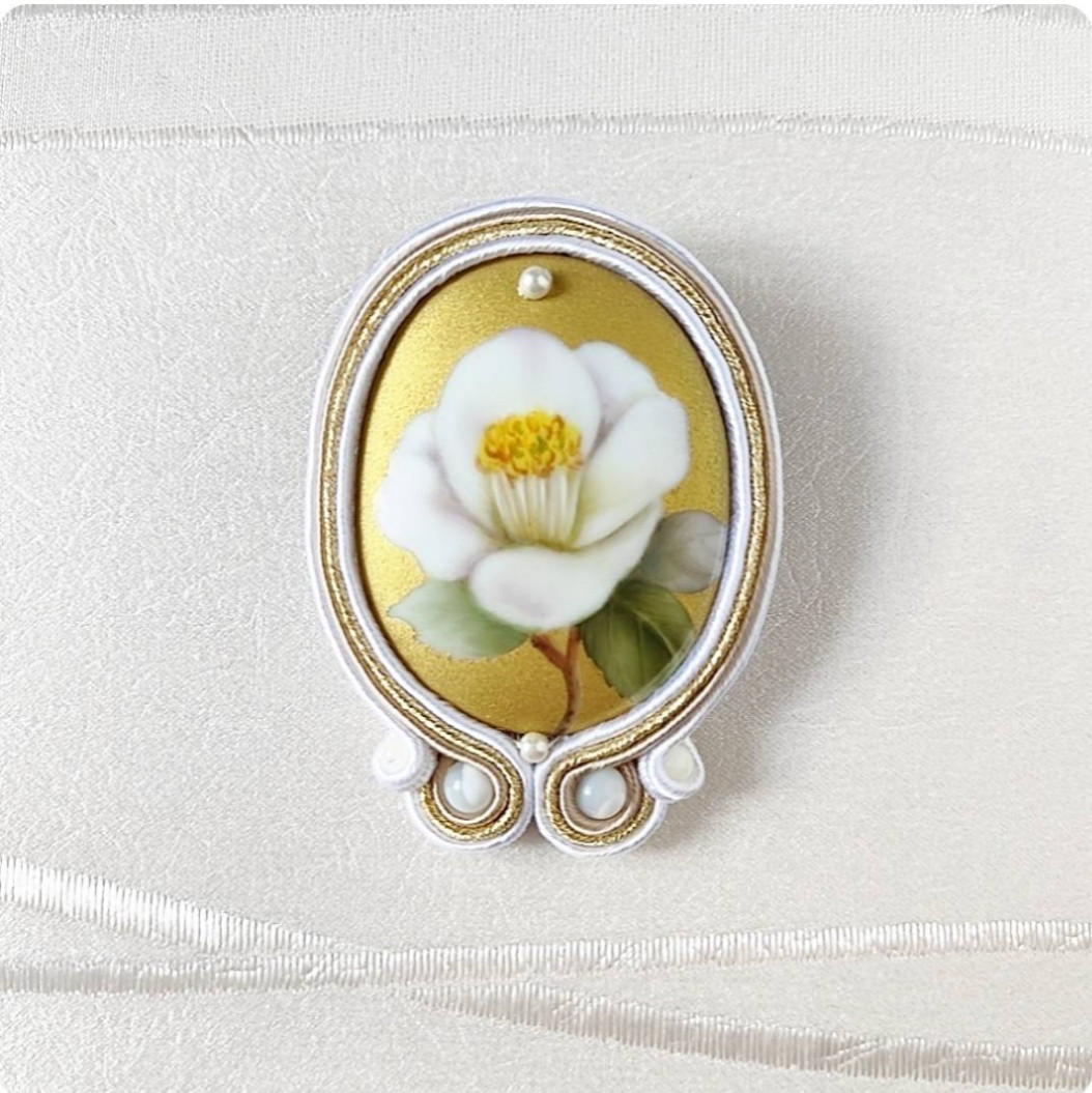 白椿のブローチ　磁器絵付け　ソウタシエ