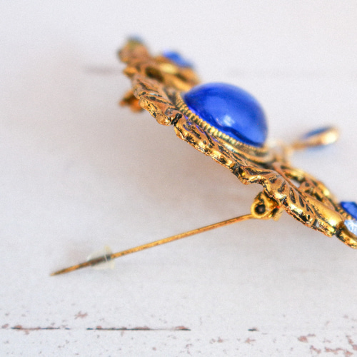 宵の宝石 ― ゴールドとブルーの幻想ブローチ】チェコヴィンテージ