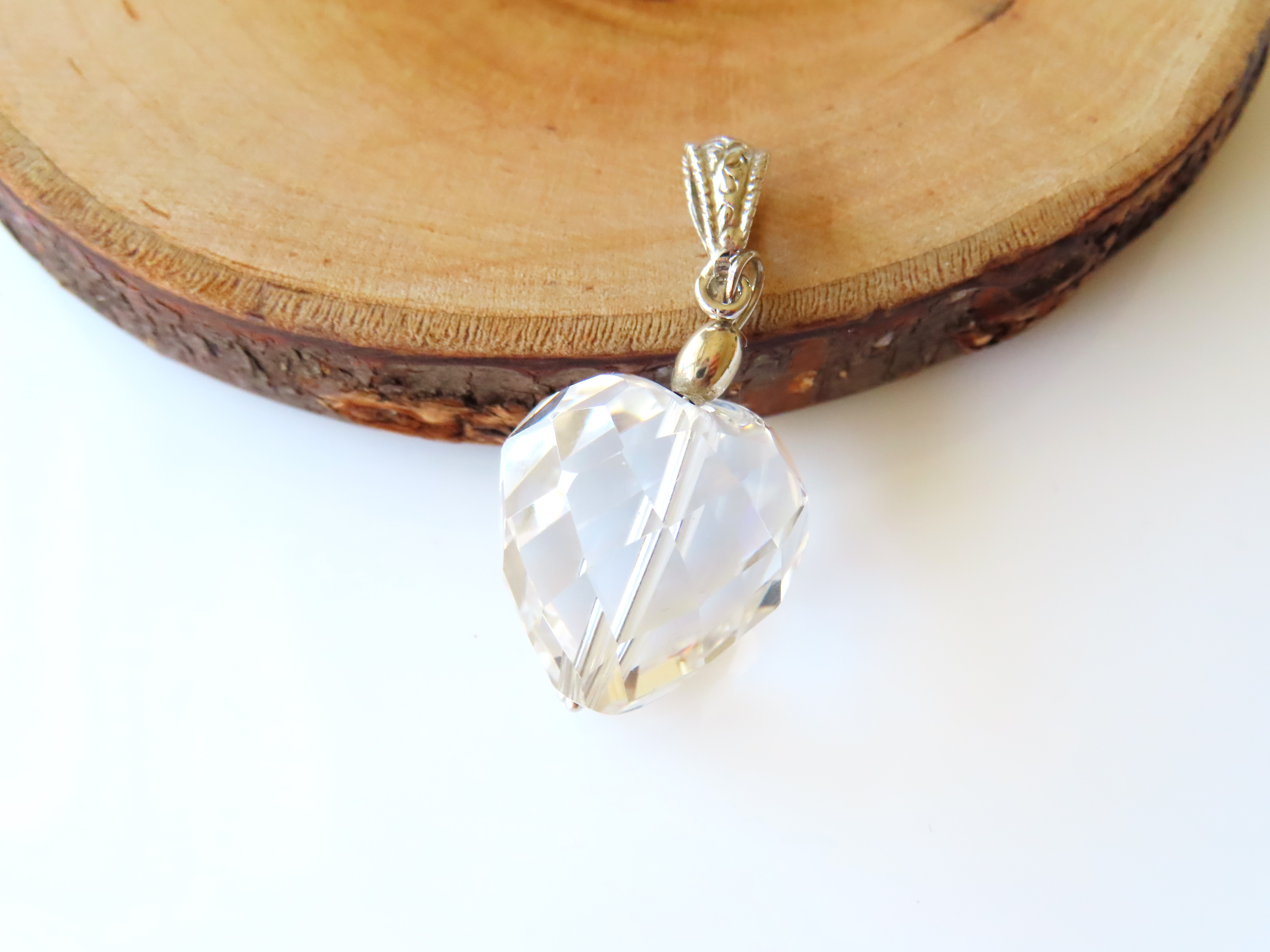 水晶　ハートシェイプペンダント