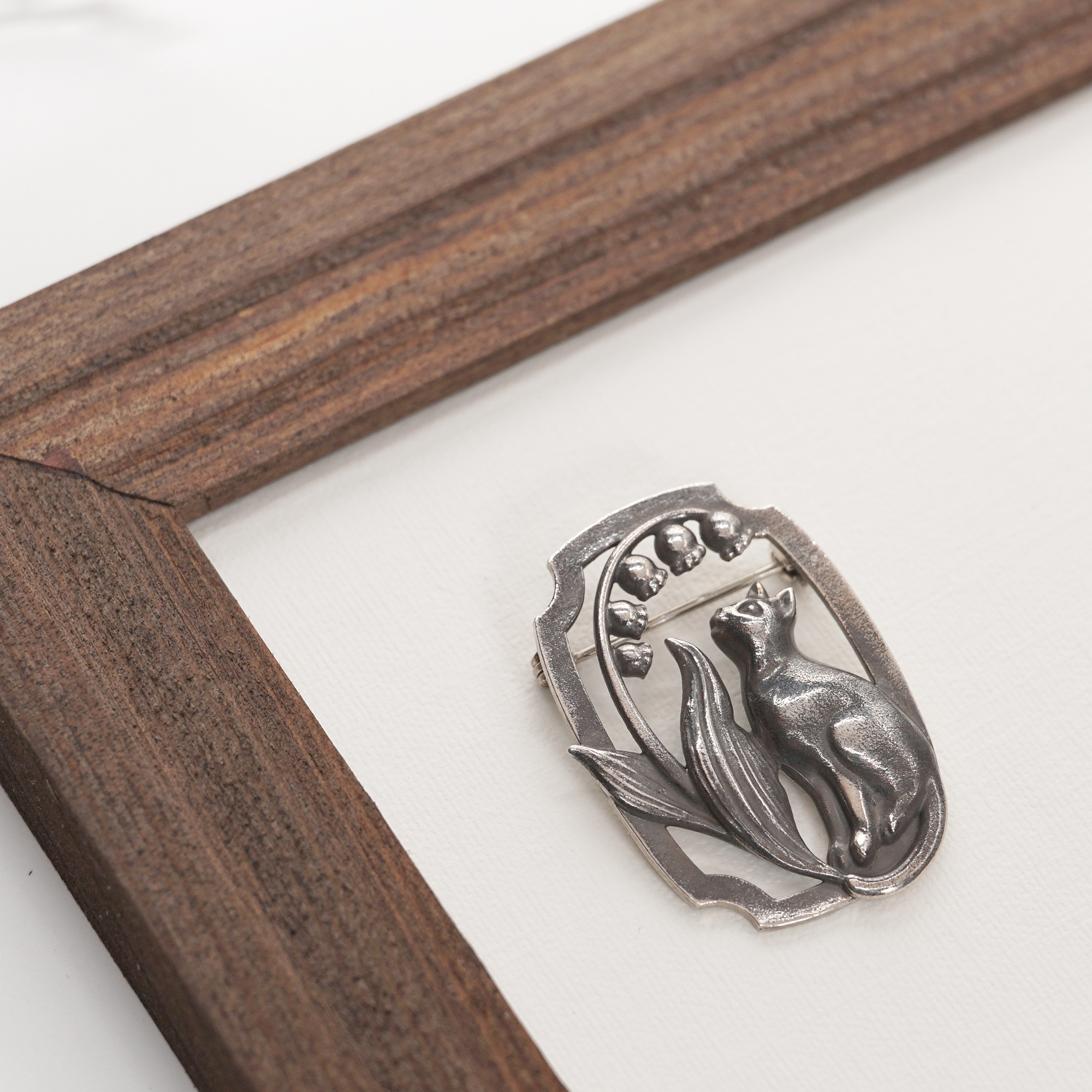 季節の花と猫のブローチ サクラ チューリップ スズラン