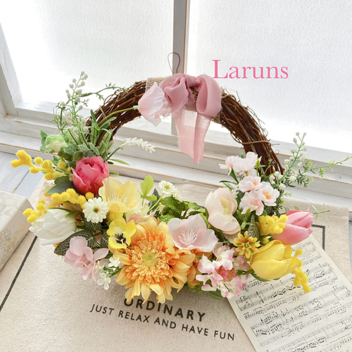 春らんまんのフラワーリース イエローとピンクのチューリップと春の花