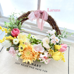 春らんまんのフラワーリース イエローとピンクのチューリップと春の花