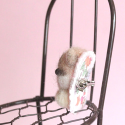 ちいさなモコモコ子猫の羊毛ブローチ 9枚目の画像