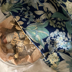 ＊シャビーなアンティークフレンチリネンのボタニカル手刺繍レース&レトロラベルパッチ巾着フリルポーチ♪ワンマイルバッグ 11枚目の画像