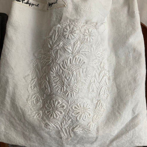 シャビーなアンティークフレンチリネンのボタニカル手刺繍レース