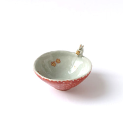 桜のボールを持つうさぎさん　　桜のボール　盃　陶器 2枚目の画像