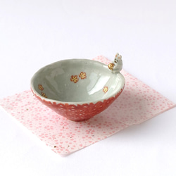 桜のボールを持つうさぎさん　　桜のボール　盃　陶器 1枚目の画像