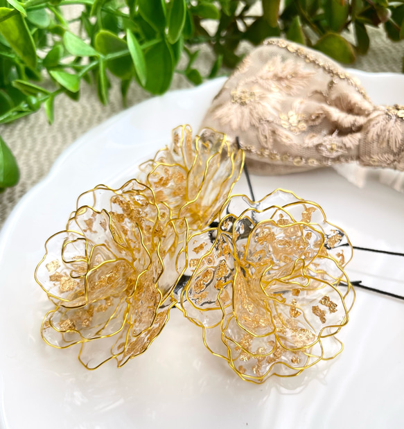 金箔をまとった薔薇の髪飾り ＊インド刺繍のリボン ＊ディップフラワー ＊アメリカンフラワー ＊成人式 3枚目の画像