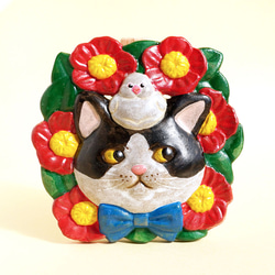 陶土]猫と文鳥と椿の壁掛け[陶器 オブジェ] 立体・オブジェ