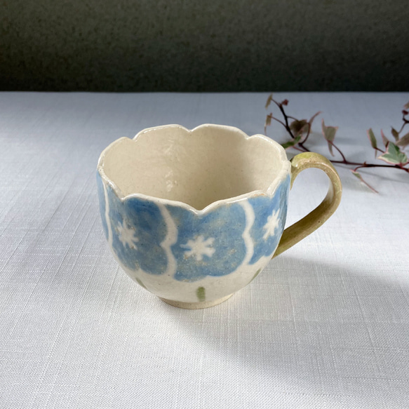 陶器のマグカップ【花】 1枚目の画像