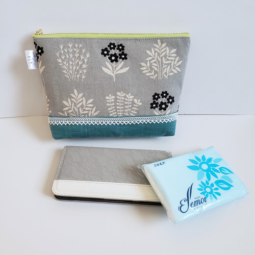 グリーンの切り替えレースつきポーチ 北欧調花柄・グレー まちつき 内