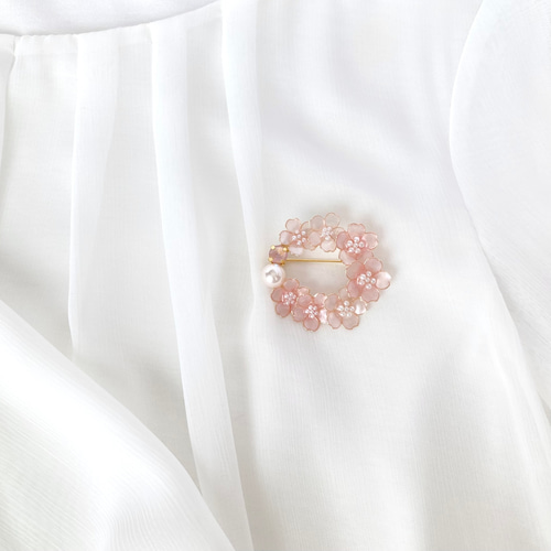 ほんのり色づく桜の花のリース型ミニブローチ フォーマルにも ブローチ