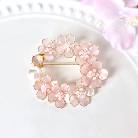 ほんのり色づく桜の花のリース型ミニブローチ フォーマルにも