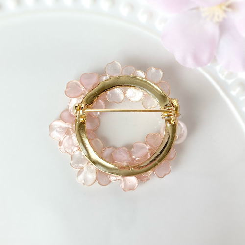 ほんのり色づく桜の花のリース型ミニブローチ フォーマルにも ブローチ