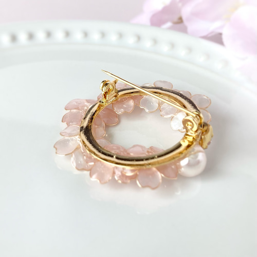 ほんのり色づく桜の花のリース型ミニブローチ フォーマルにも ブローチ