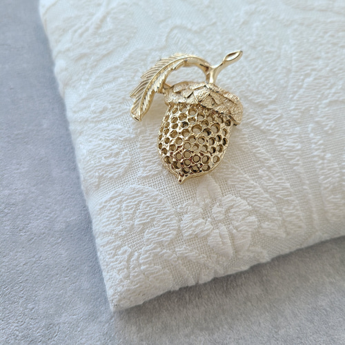 大人のラッキーモチーフ 海外ヴィンテージブローチ どんぐり ブローチ