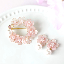 ほんのり色づく桜の花とパールのイヤリング／ピアスとリース型ブローチ