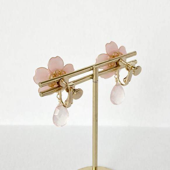 天然石ローズクォーツと桜の花の淡色イヤリング／ピアス 8枚目の画像