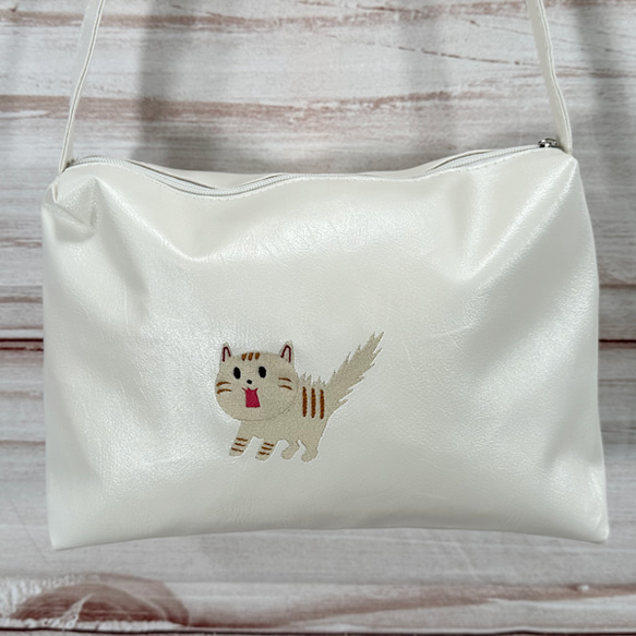 【送料無料】驚き猫のワンポイント刺繍 フェイクレザー ショルダーバッグ 3枚目の画像