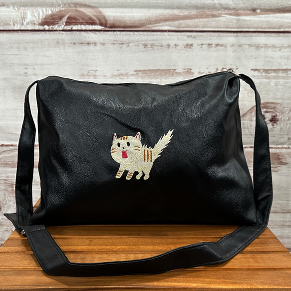 【送料無料】驚き猫のワンポイント刺繍 フェイクレザー ショルダーバッグ 4枚目の画像