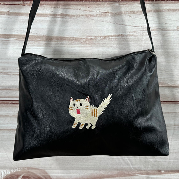 【送料無料】驚き猫のワンポイント刺繍 フェイクレザー ショルダーバッグ 6枚目の画像