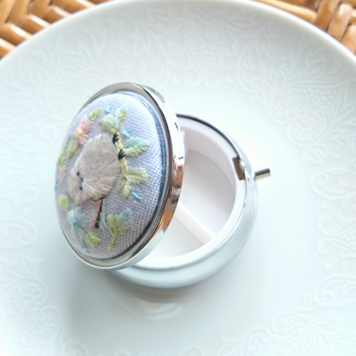 シマエナガとお花のピルケース アクセサリーケース その他ケース