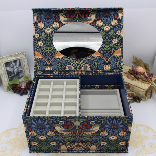 ミッキー様オーダーご依頼作品です カルトナージュ裁縫箱(大) ミッキー様オーダーご依頼作品です カルトナージュ裁縫箱(大