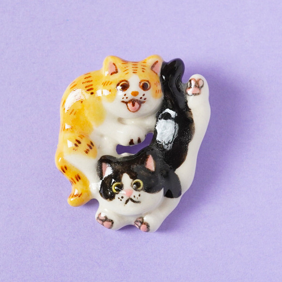 [陶器]トラ猫とぶち猫のブローチ[猫] 1枚目の画像