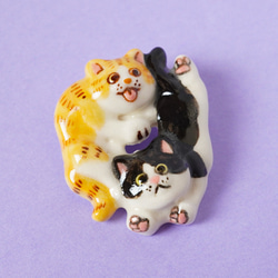 [陶器]トラ猫とぶち猫のブローチ[猫] 2枚目の画像
