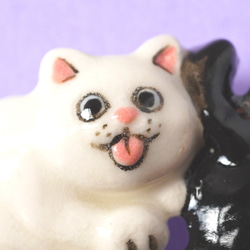 [陶器]白猫と黒猫のブローチ 7枚目の画像
