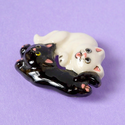 [陶器]白猫と黒猫のブローチ 5枚目の画像
