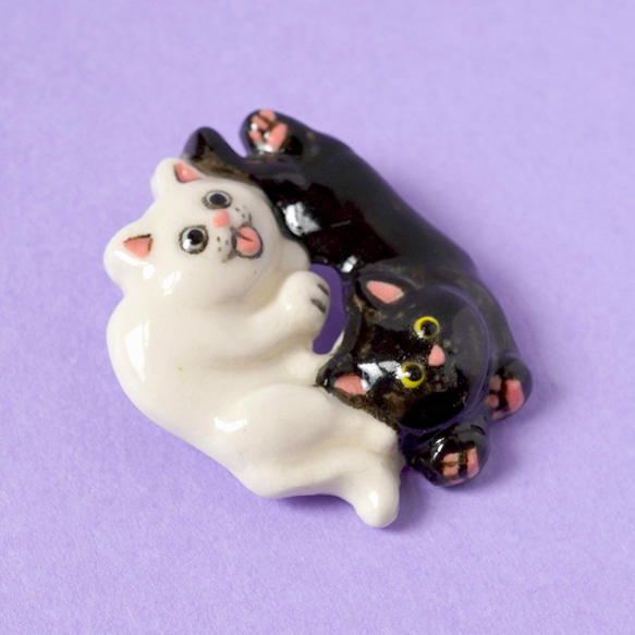[陶器]白猫と黒猫のブローチ 3枚目の画像