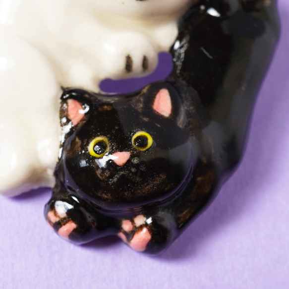 [陶器]白猫と黒猫のブローチ 6枚目の画像